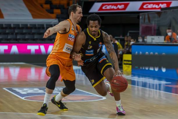 更在生涯成 更在生涯成